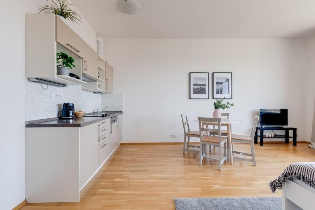 Jt'S Apartments Korunni Str. Prag Exteriör bild