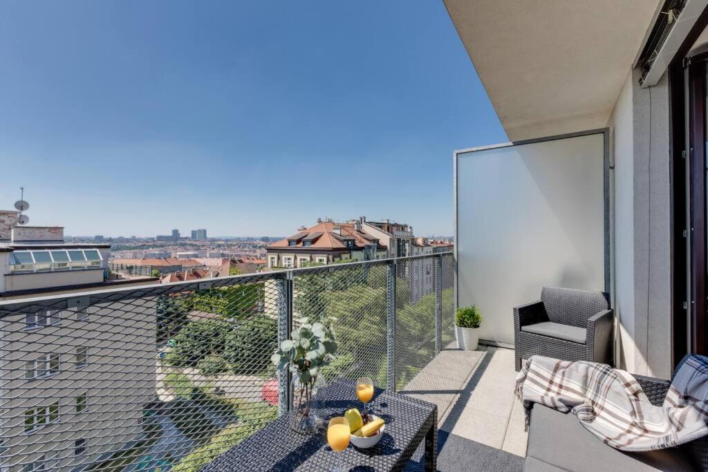 Jt'S Apartments Korunni Str. Prag Exteriör bild
