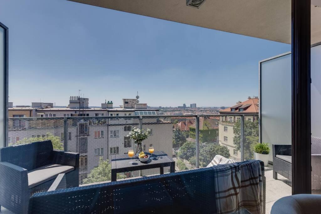 Jt'S Apartments Korunni Str. Prag Exteriör bild